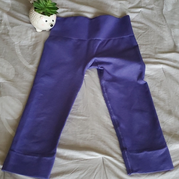 Lululemon In the Flow Crops. 4 - Picture 5 of 11